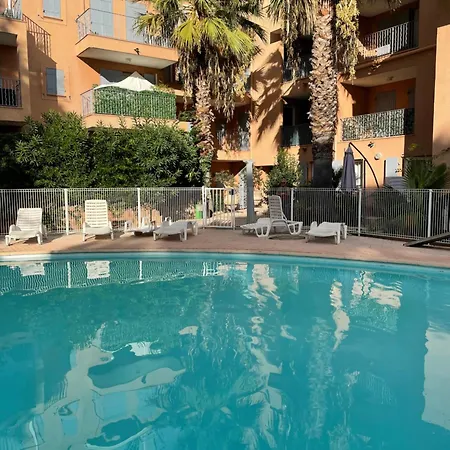 Golfe Saint Tropez Rez De Jardin Vue Piscine